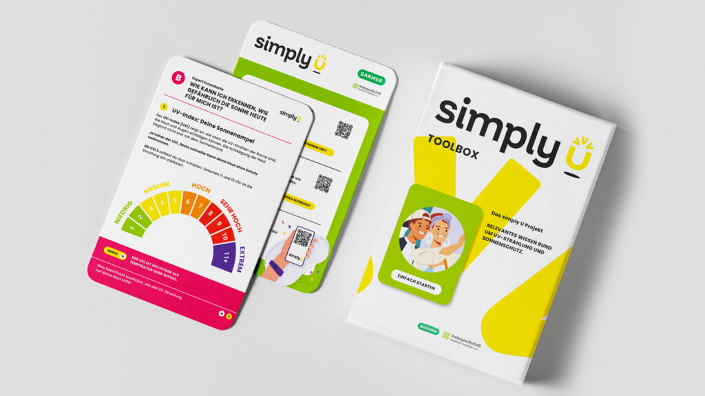 Anleitungskarte und Lernkarte des simply U-Kartensets sowie Verpackung der simyply U Toolbox